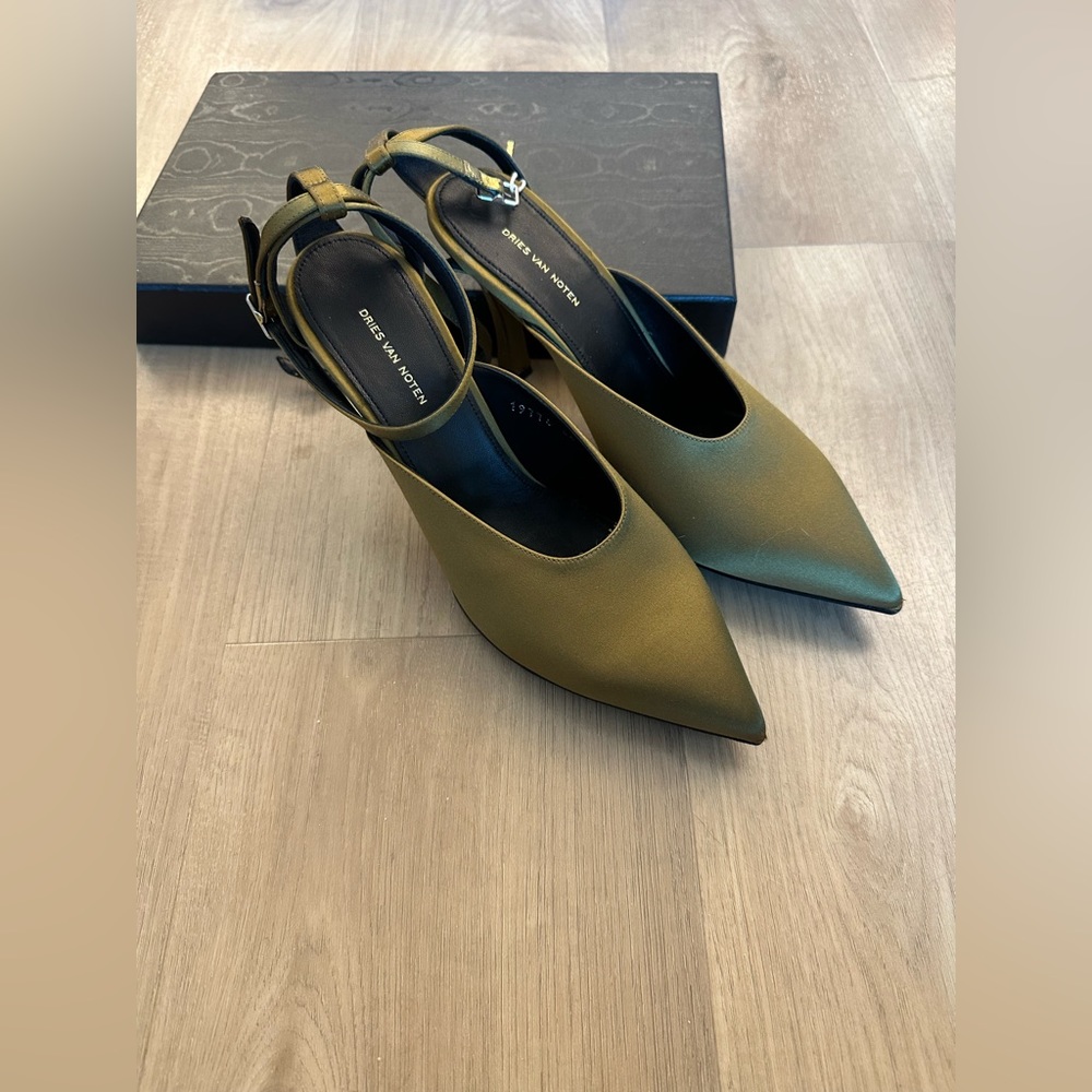 NIB Dries Van Noten green silk satin pointed heels